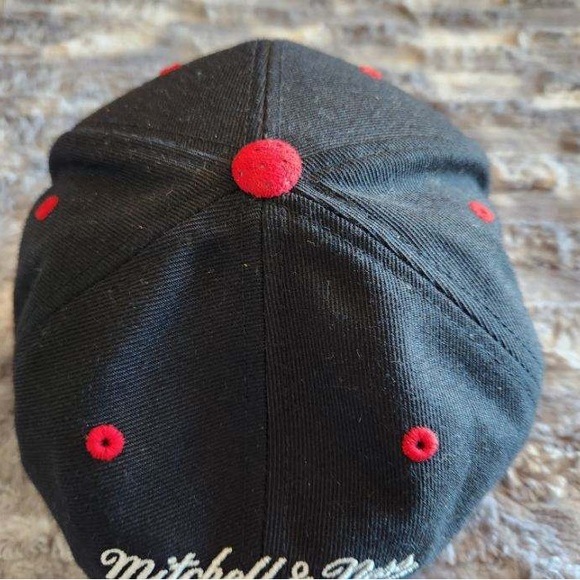 Mitchell and Ness Men’s Bulls Strap back Hat - Picture 2 of 6